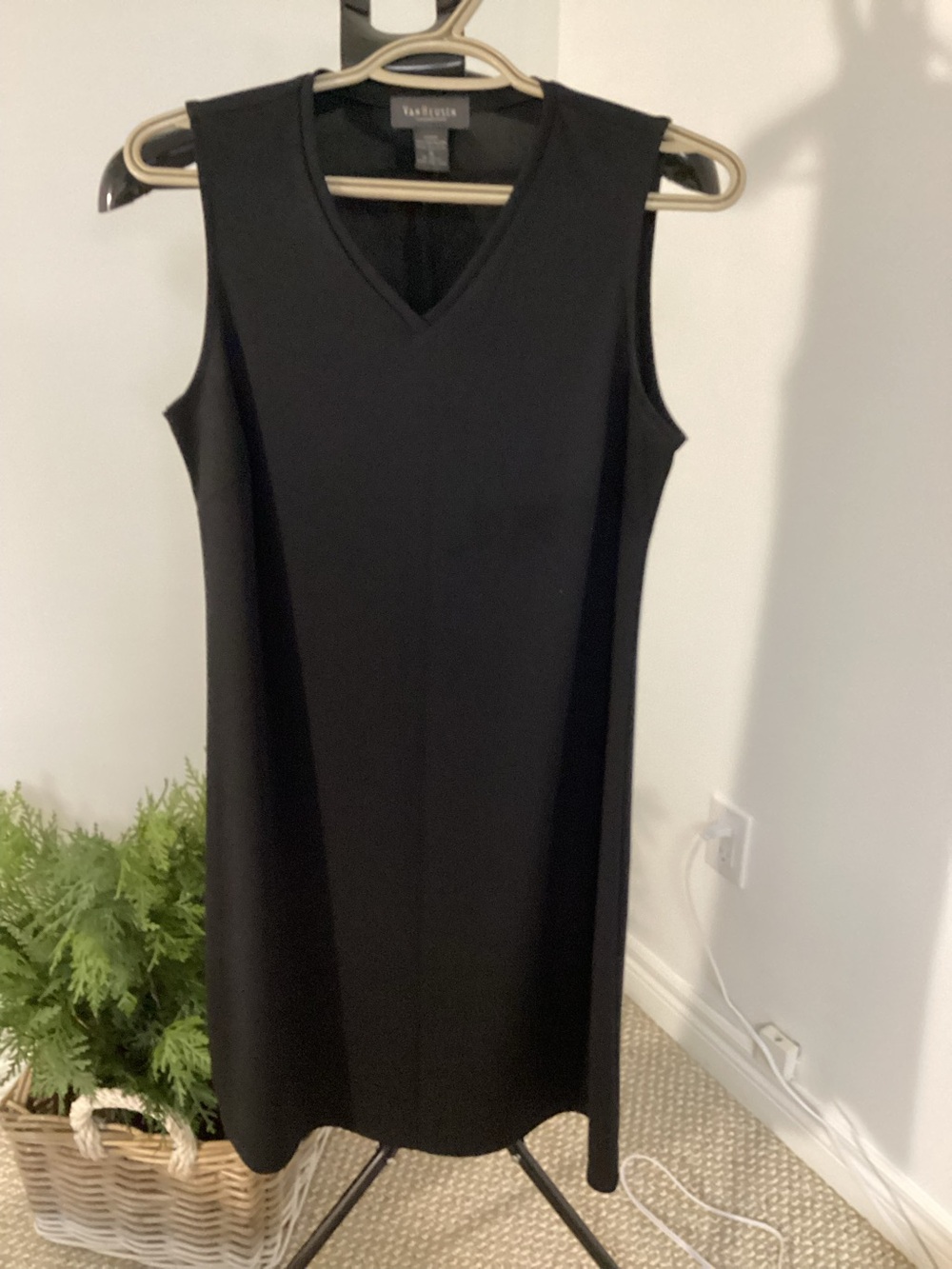Van Heusen Women’s Little Black Sleeveless V-Neck Shift Dress Size Small